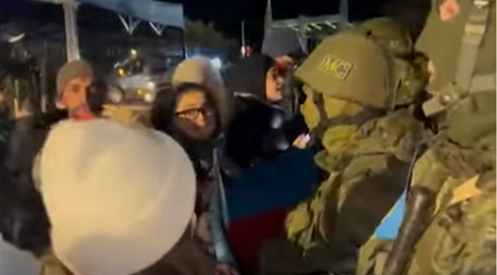 sulhmeramlilarin-qarshisinda-sari-gelini-oxudular-video