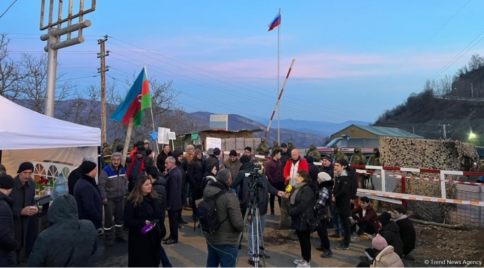 azerbaycanlilarin-dinc-etiraz-aksiyasi-dorduncu-gundur-davam-edir