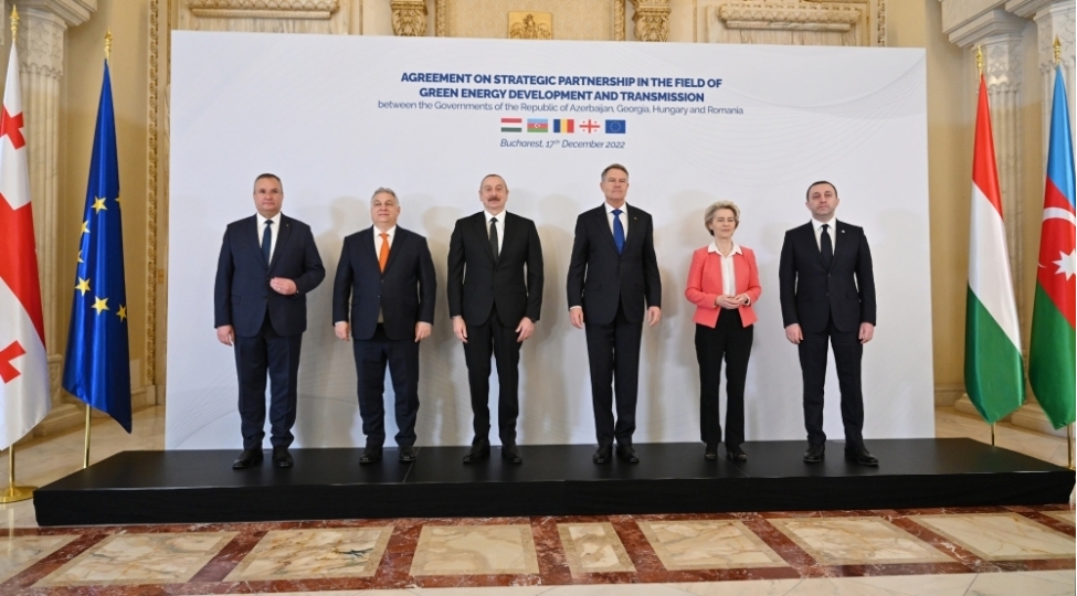 prezident-ilham-eliyev-yashil-enerji-ile-bagli-strateji-terefdashliq-haqqinda-sazishin-imzalanmasina-dair-plenar-iclasda-ishtirak-edib-yenilenib