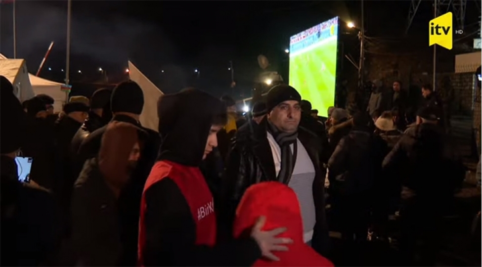 aksiya-ishtirakchilari-ve-rusiya-sulhmeramlilari-dch-2022-nin-3-cu-yer-ugurunda-oyununu-canli-izleyir