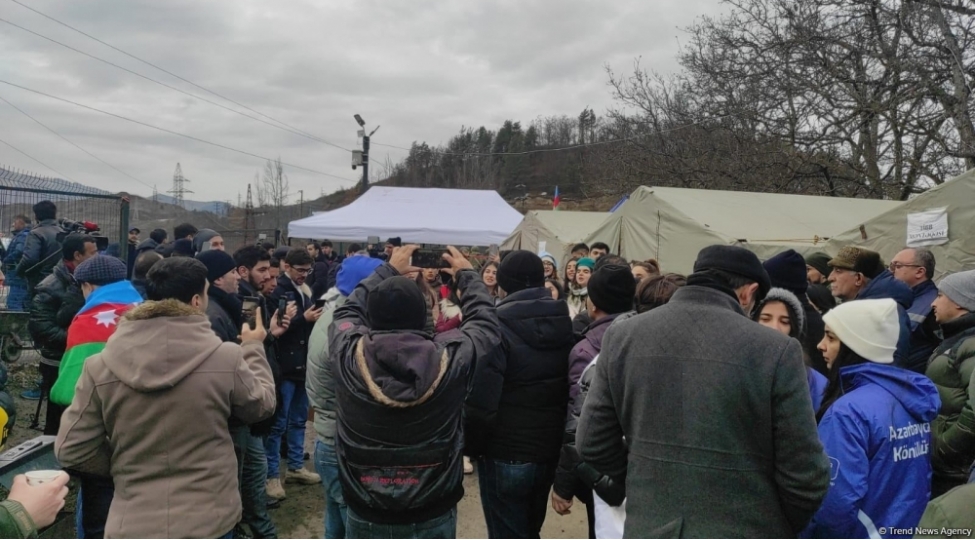 lachin-yolunda-azerbaycanlilarin-dinc-aksiyasi-davam-edir