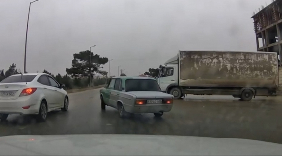 narkotikin-tesiri-altinda-qeza-toreden-surucu-tutulub-video