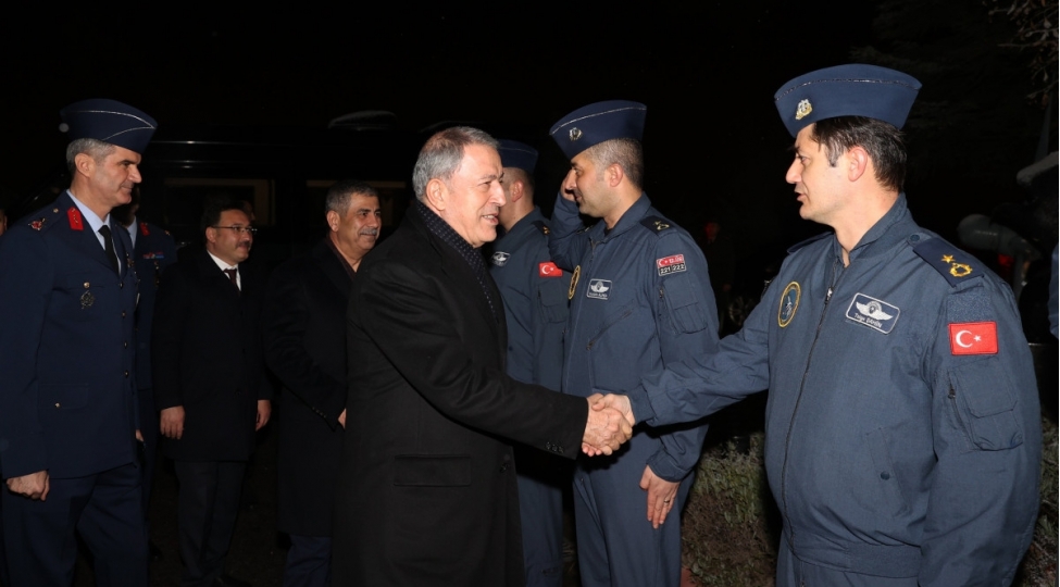 hulusi-akar-ve-zakir-hesenov-ukraynadan-qayidan-teyyarelerin-ekipaj-uzvleri-ile-gorushub