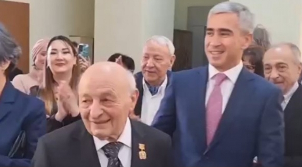 omer-eldarovun-ish-yerine-gedib-tebrik-etdiler-video