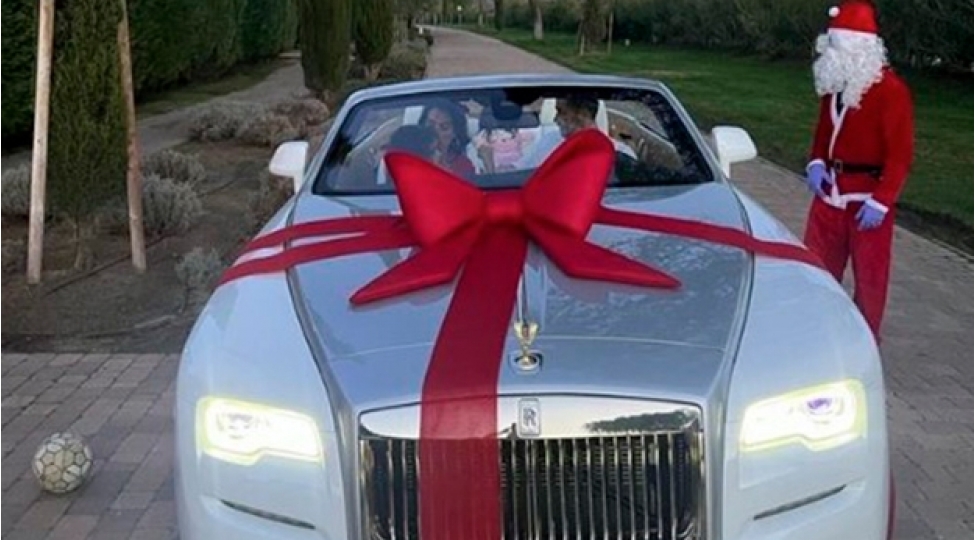 ronaldo-uchun-370-min-dollarliq-hediyye-video