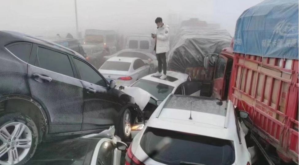 200-den-chox-avtomobilin-ishtiraki-ile-qeza-bash-verdi-video