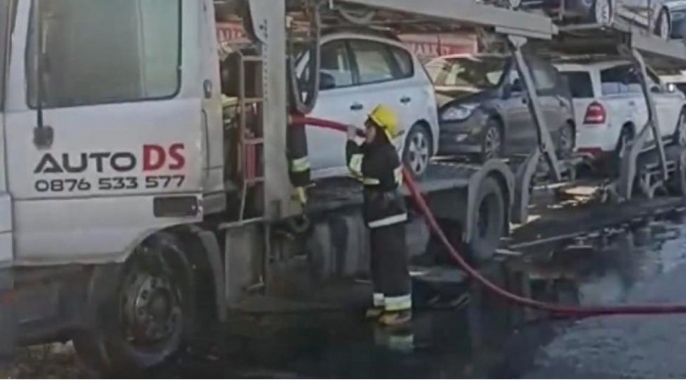 kurdemirde-qoshqusunda-8-avtomobil-olan-yuk-mashini-yanib-video