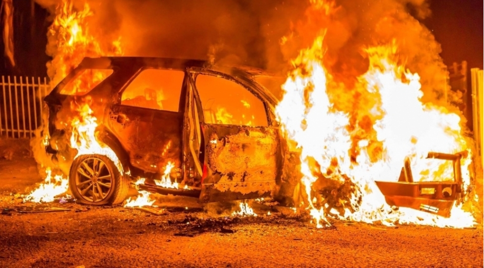 naxchivanda-minik-avtomobili-yanib-video