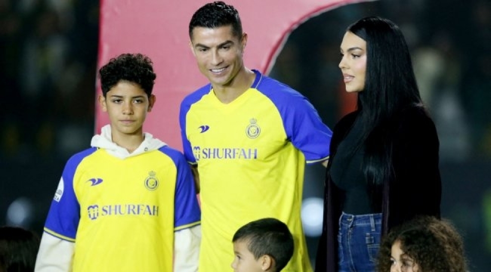 ronaldo-ve-sevgilisi-evli-olmasalar-da-onlara-guzesht-edildi