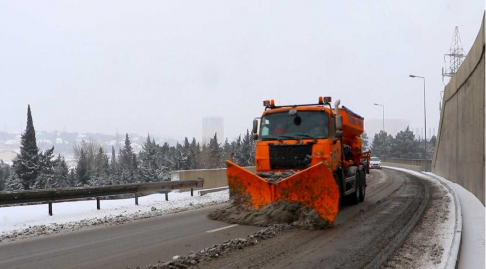 hava-sheraiti-ile-elaqedar-yollarin-temizlenmesi-davam-etdirilir-video