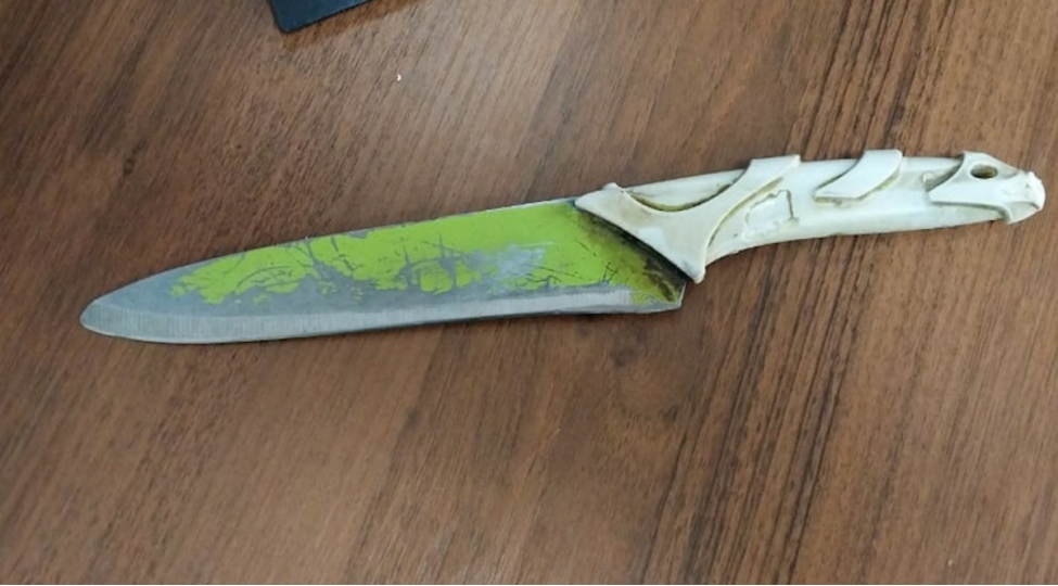 bakida-dayanacaqda-qadini-bichaqlamaq-isteyibler-video