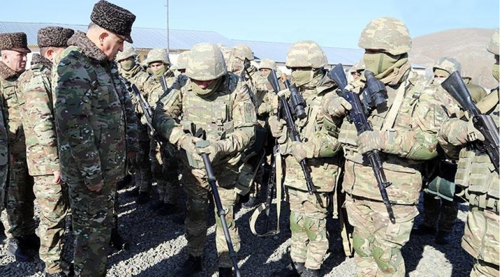 bash-qerargah-reisi-ermenistanla-serhede-gedib-komandolarin-meshgelelerini-izleyib-foto