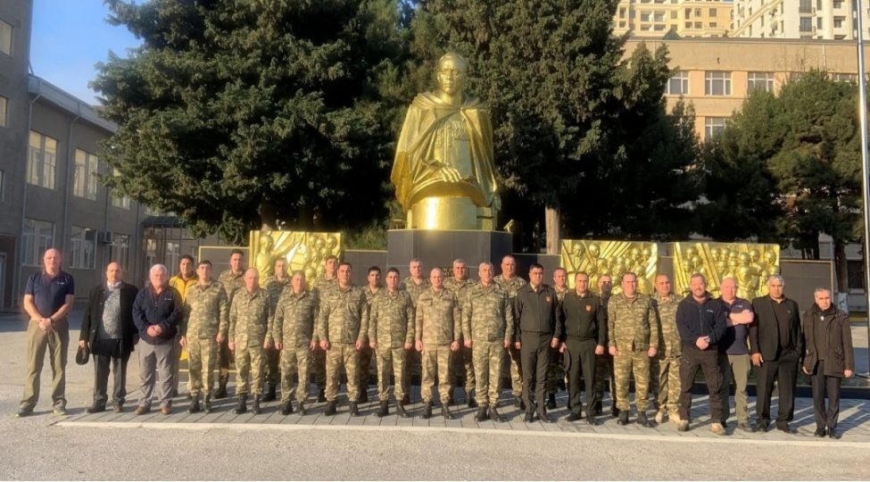 britaniyali-mutexessisler-azerbaycan-ordusunun-zabitlerine-telim-kechir