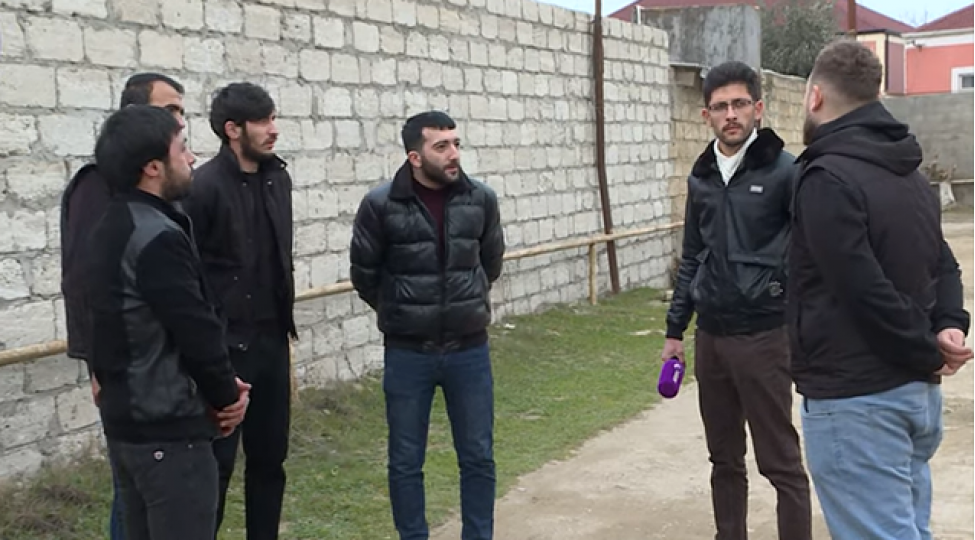 eyni-mehellede-13-gence-1-milyonluq-borc-bildirishi-geldi-video