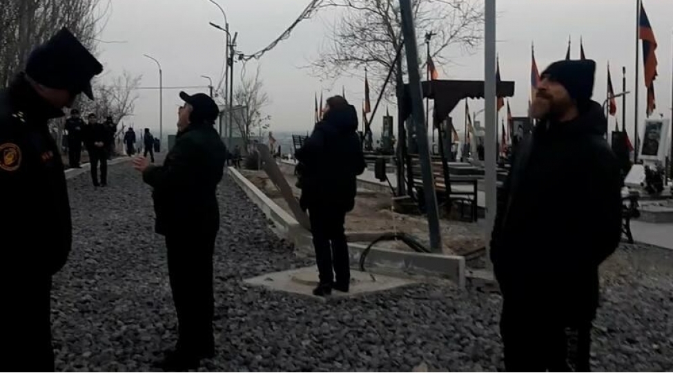 helak-olan-herbi-qulluqchularin-valideynleri-pashinyani-satqinliqda-gunahlandiriblar