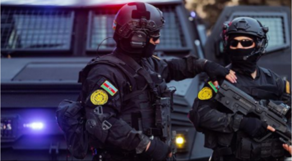 kalashnikov-markali-avtomat-dashiyan-shexsler-saxlaniliblar-video