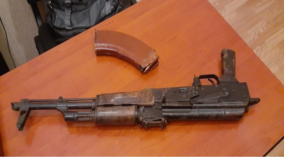 bakida-kalashnikovla-gezen-shexs-tutulub-video