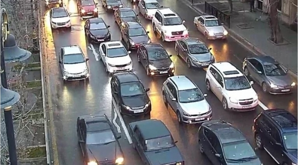 bakinin-bir-sira-yollarinda-neqliyyatin-sixligi-mushahide-olunur-14