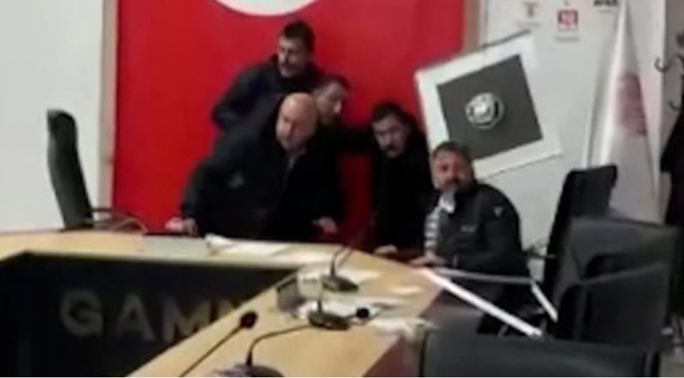 turkiyede-nazir-toplanti-kechiren-zaman-zelzele-oldu-video