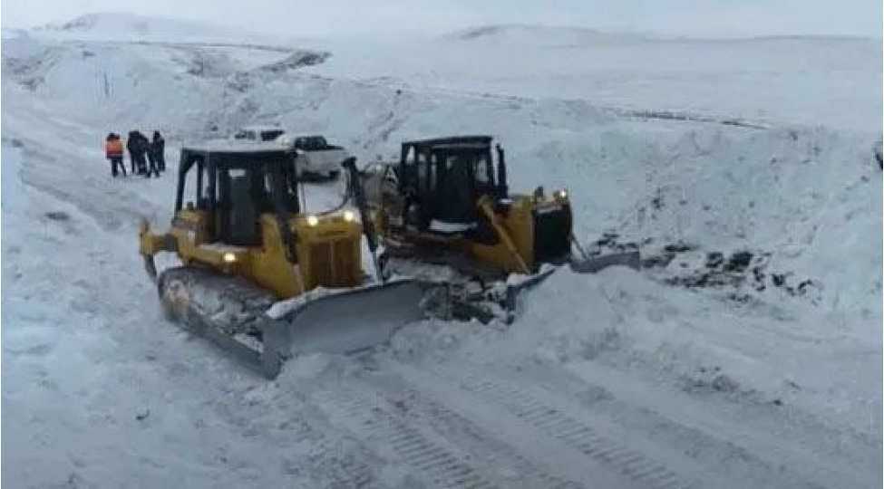 kelbecerde-yollarin-qardan-temizlenmesi-ishleri-aparilir-video