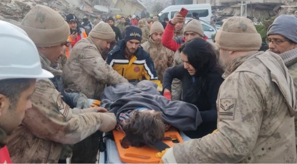 5-yashli-qiz-51-saat-sonra-dagintilar-altindan-sag-chixarildi