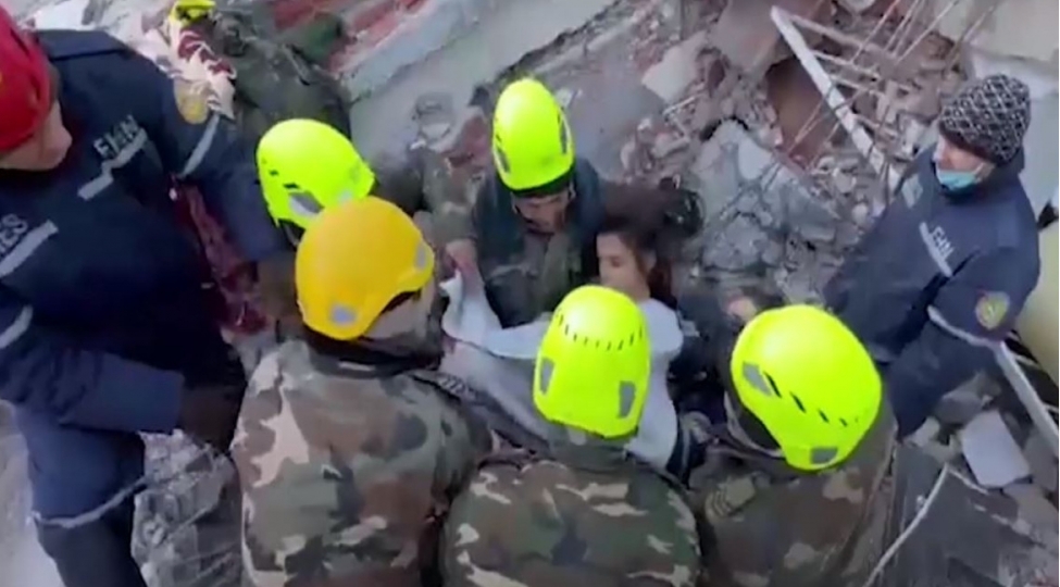 fhn-in-xilasedicileri-terefinden-37-nefer-dagintilar-altindan-sag-chixarilib-video