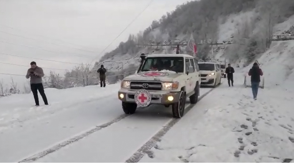 lachin-xankendi-yolundan-bqxk-nin-mashinlari-kechib-yenilenibvideo