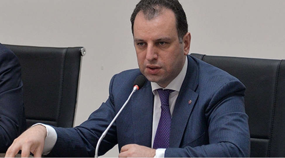 ermenistanin-sabiq-mudafie-nazirinin-hebsi-ile-bagli-vesatet-temin-olunub