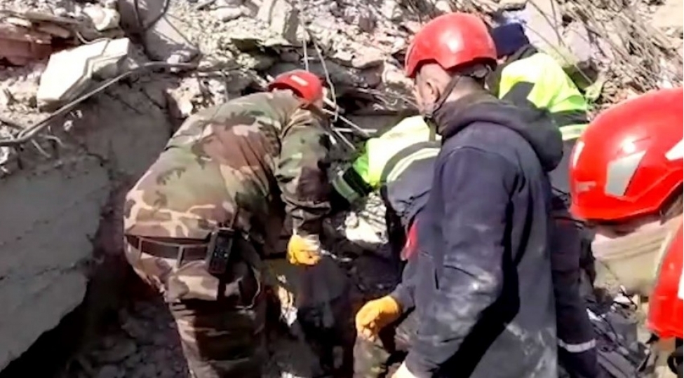 fhn-in-xilasedicileri-terefinden-45-nefer-dagintilar-altindan-sag-chixarilib-video