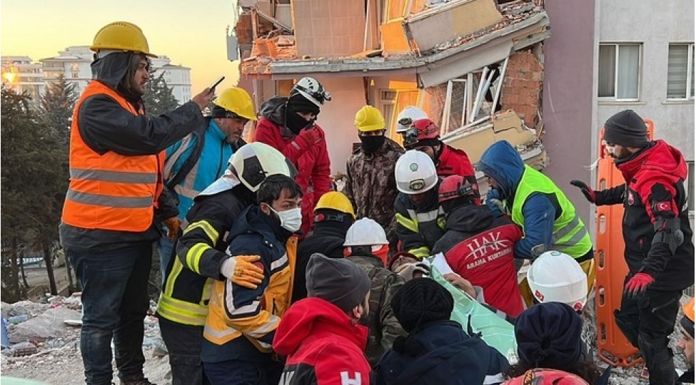 kahramanmarashda-122-saatdan-sonra-70-yashli-qadin-xilas-edilib