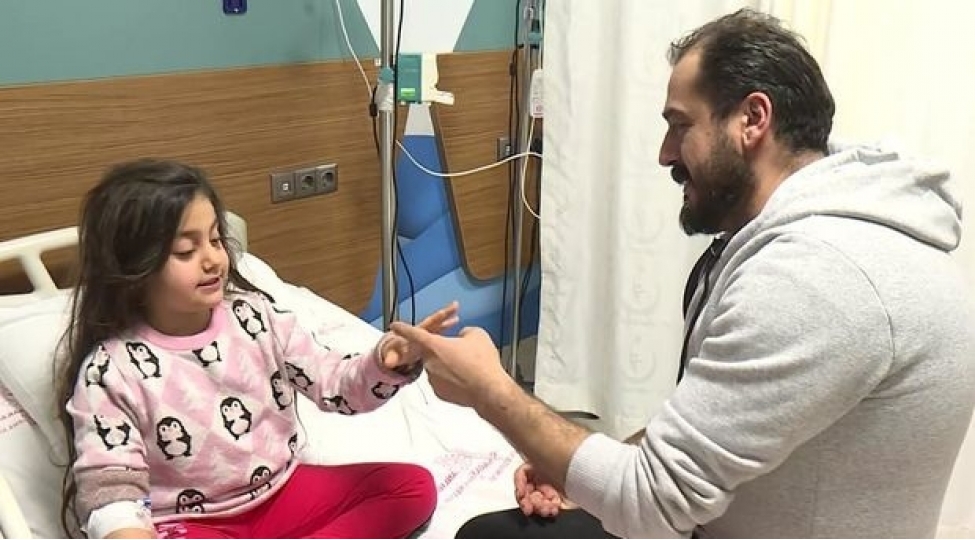 xilaslarini-gozleyen-ata-ve-qizi-dagintilar-altinda-oyun-oynayaraq-vaxt-kechiribler