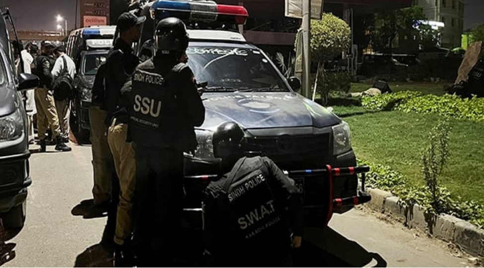 pakistanin-kerachi-sheherinde-silahli-shexsler-polis-idaresine-hucum-edib