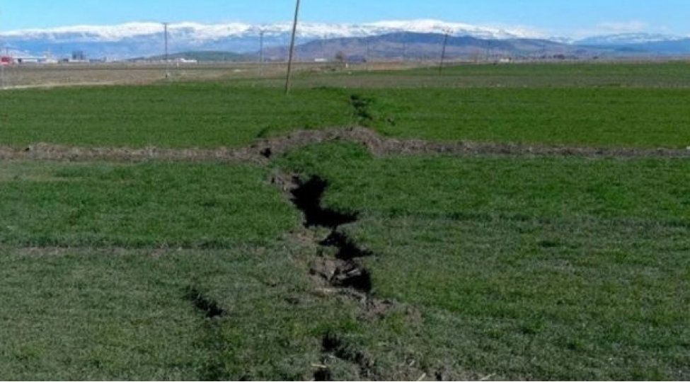 turkiyede-dehshetli-zelzeleden-sonra-ekin-sahelerinde-chatlar-yariqlar-emele-gelib