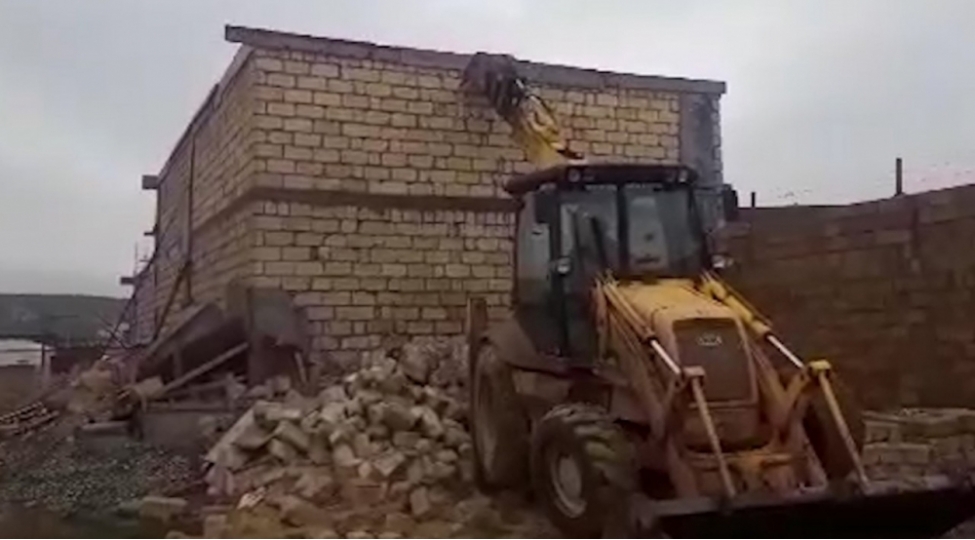 guzdekde-qanunsuz-tikilen-obyekt-sokulub-video