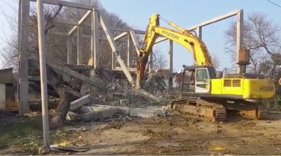 masallida-qanunsuz-tikilen-obyekt-sokulub-video