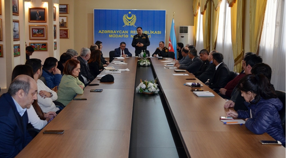 herbi-vetenperverlik-movzusunda-xeber-hazirlayan-media-numayendeleri-ile-gorush-kechirilib