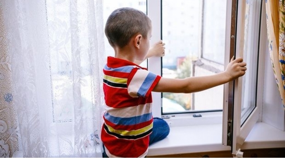 dorduncu-mertebeden-yixilan-4-yashli-ushaq-sag-qaldi-video