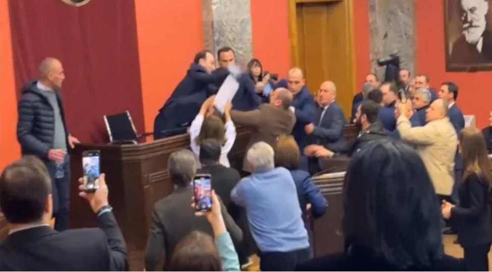 gurcustan-parlamentinde-dava-dushub-video