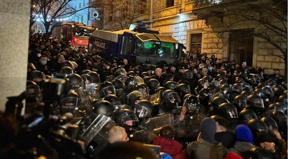 gurcustanda-polis-gozyashardici-qazdan-istifade-edib