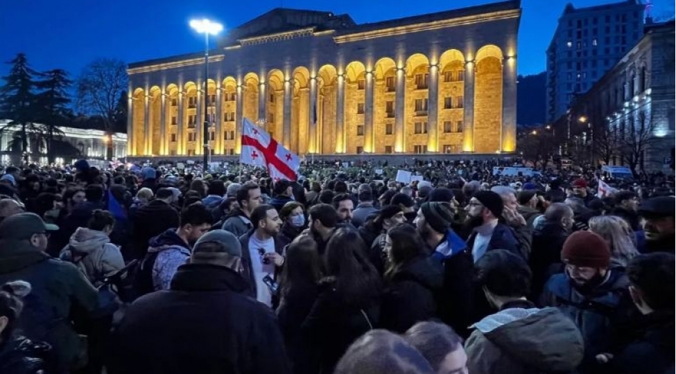 tbiliside-etiraz-aksiyasinin-kechirildiyi-eraziye-xususi-teyinatli-polis-quvveleri-celb-edilib