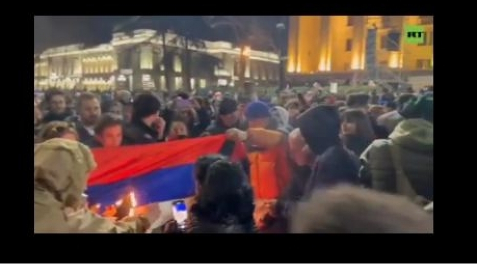 tbiliside-etiraz-aksiyasinda-rusiya-bayragi-yandirilib-video