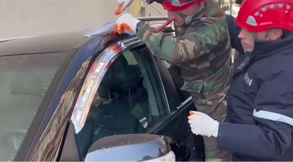 bineqedide-avtomobilde-komeksiz-qalan-azyashli-xilas-olunub-video