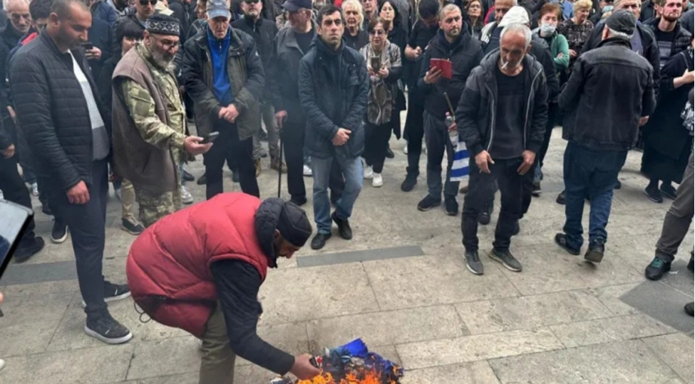 gurcustan-parlamentinin-qarshisinda-qaldirilmish-ai-bayragi-yandirilib-video