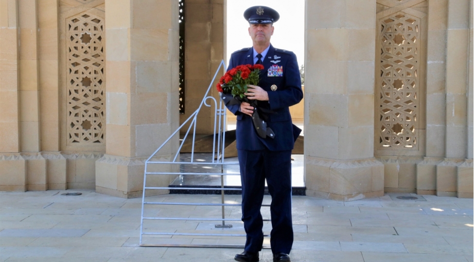 azerbaycanda-seferde-olan-absh-in-briqada-generali-shehidler-xiyabanini-ziyaret-edib