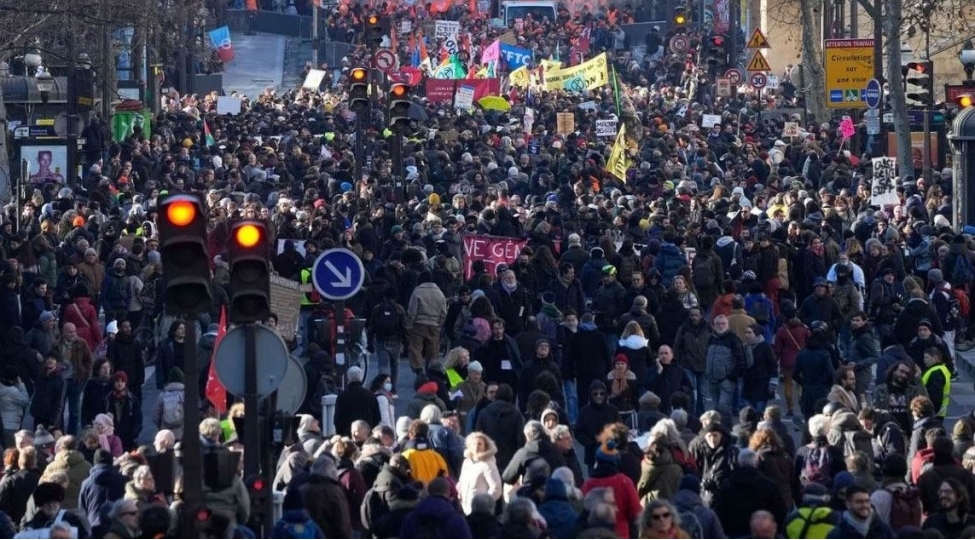 parisde-polisler-pensiya-islahatina-qarshi-aksiyani-dagidib