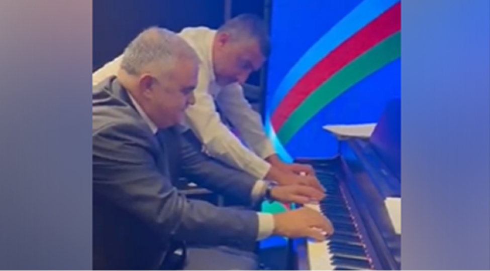 deputat-sefirliyin-achilishinda-pianoda-ifa-etdi-video