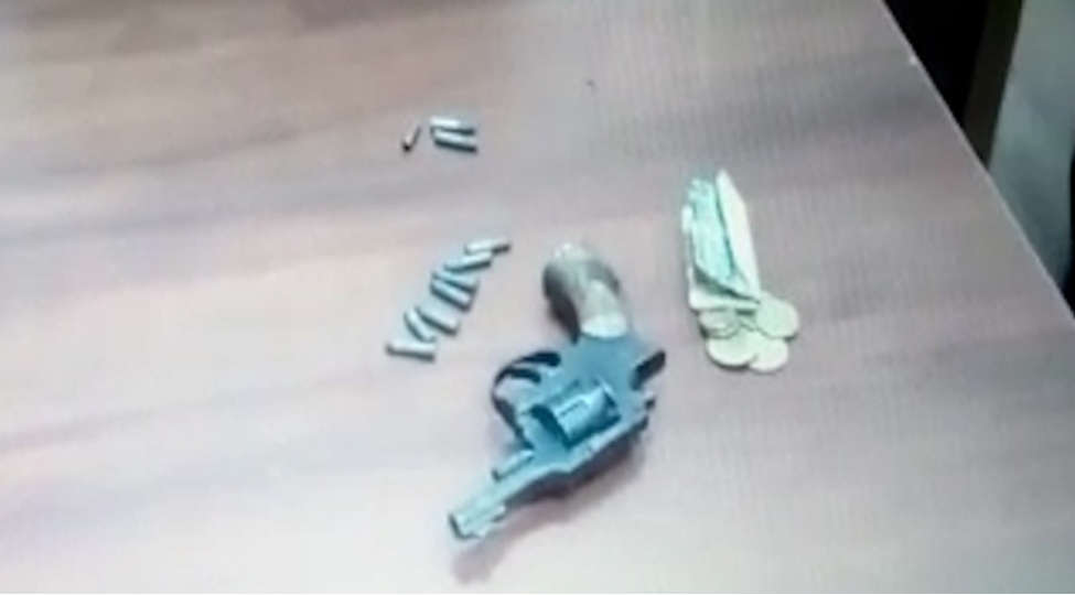 sosial-shebekede-cinayetkarligi-teblig-eden-silahli-shexs-tutulub-video