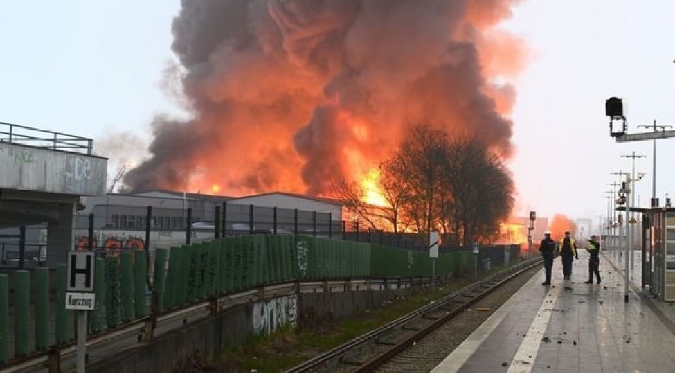 almaniyada-guclu-yangin-sakinler-texliye-olundu-video