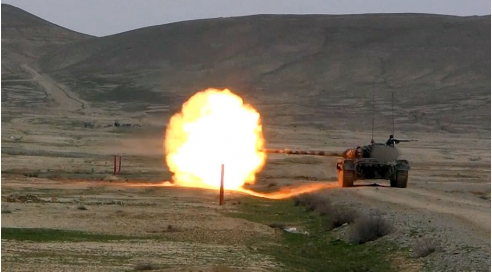 ordumuzun-tank-bolmelerinde-doyush-hazirligi-meshgeleleri-kechirilib-video