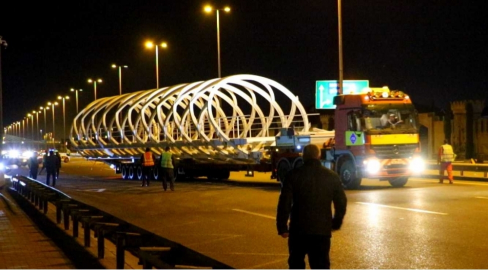 gece-saatlarinda-yeni-piyada-kechidinin-ashirim-hissesi-qurashdirilib-video